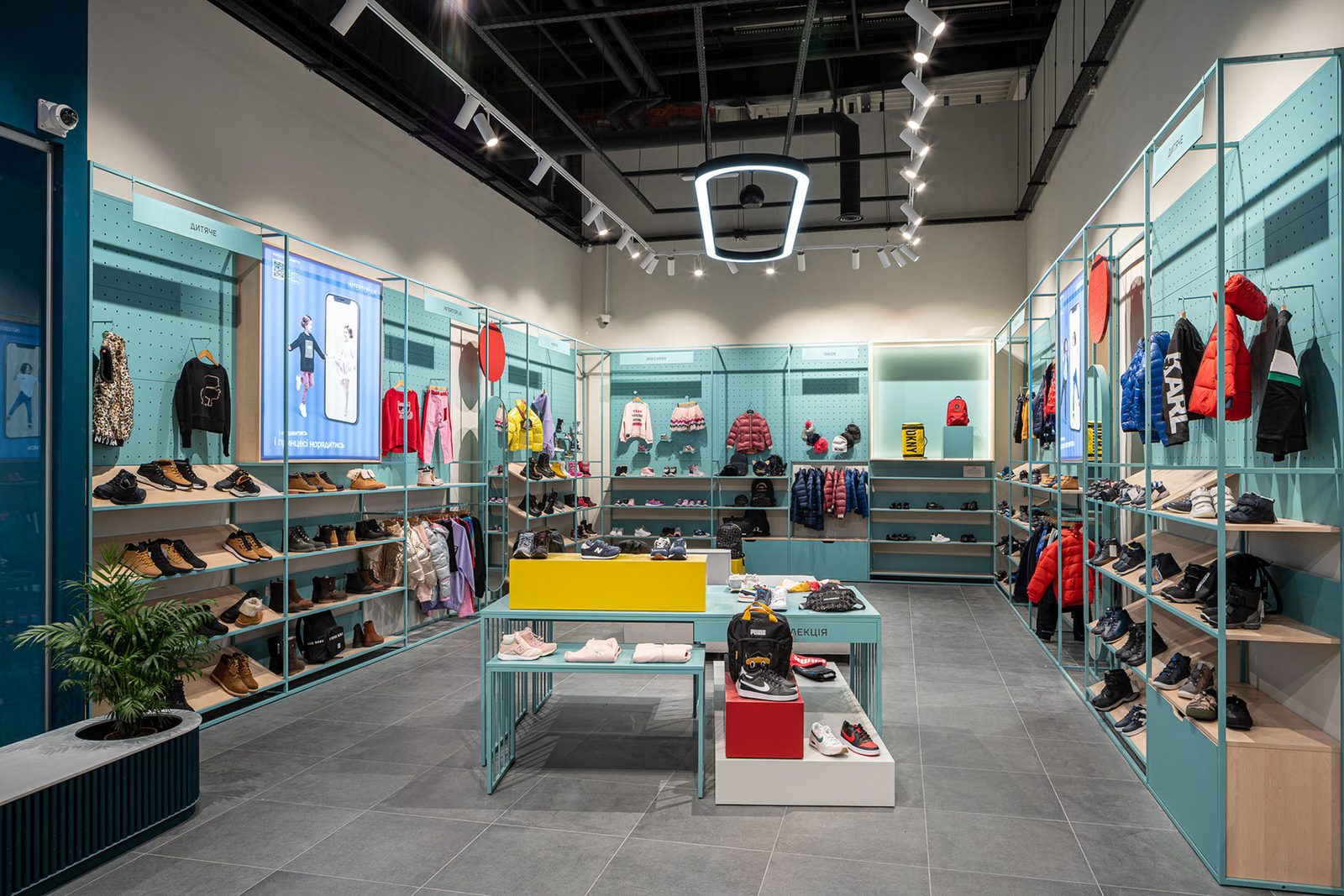 Inter Top Outfitters, retail